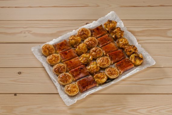 Bandeja de mini piezas variadas.